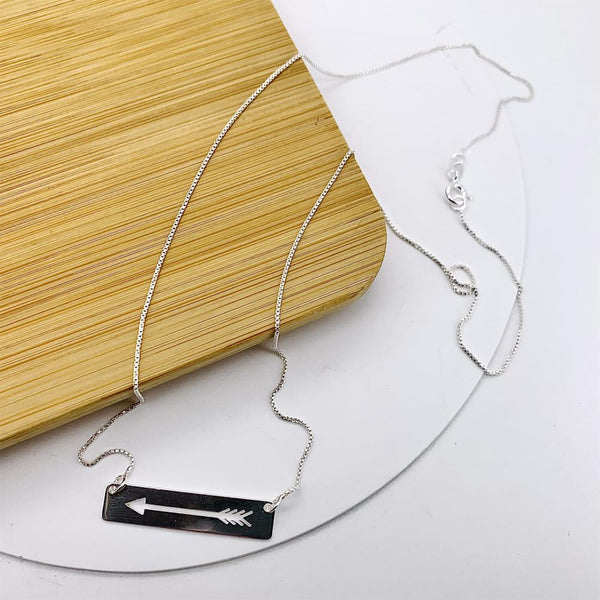 COLAR PLACA COM FLECHA VAZADA